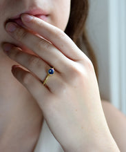 Load image into Gallery viewer, Sri Lanka Blue Sapphire Gold Ring
