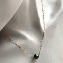 Load image into Gallery viewer, Single Black Tahitian Pearl Gold Choker
